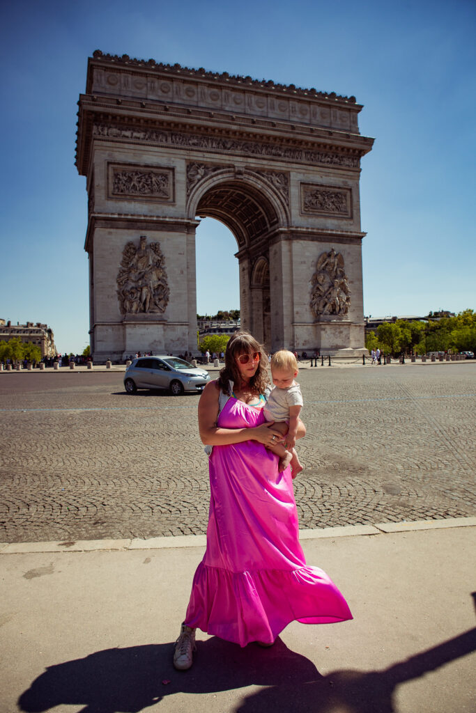 mum and baby standing by the arc de triomphe